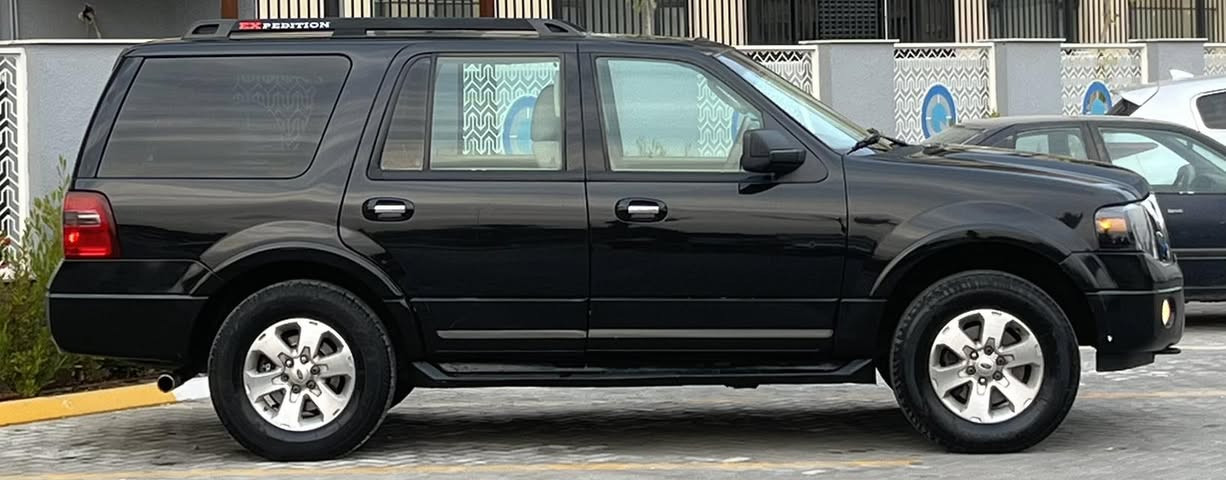 السلام عليكم فورد اكسبديشن 2012 خليجي نيڤا بتره  رقم شمالي شرط التحويل
مكينه كير مكفول شرط الفحص حجم المكينه ٥٤٠٠ ثمانيه سلندر 
صدر امامي خلفي جديد تبريد تدفئه كله شغال بدون نقص 
بابتين مبدلات ومصبوغات وجاملغ امامي مصبوغ 
المواصفات خليجي معروفه فول 
فتحه سقف 
سكليتر كهرباء 
سبعه راكب ثلاث قطع تبريد منفصل 
كشن كهرباء 
داخل بيجي 
شاشه كار بلي اصليه 
كامره خلفيه جامات خلفيه اخيرات كهرباء  
رمز باب
وبعد بيها مواصفات 
مكاني بغداد حي الجهاد 
السعر ١٢٧$ وبيها مجال 
رقمي ***********
***********
