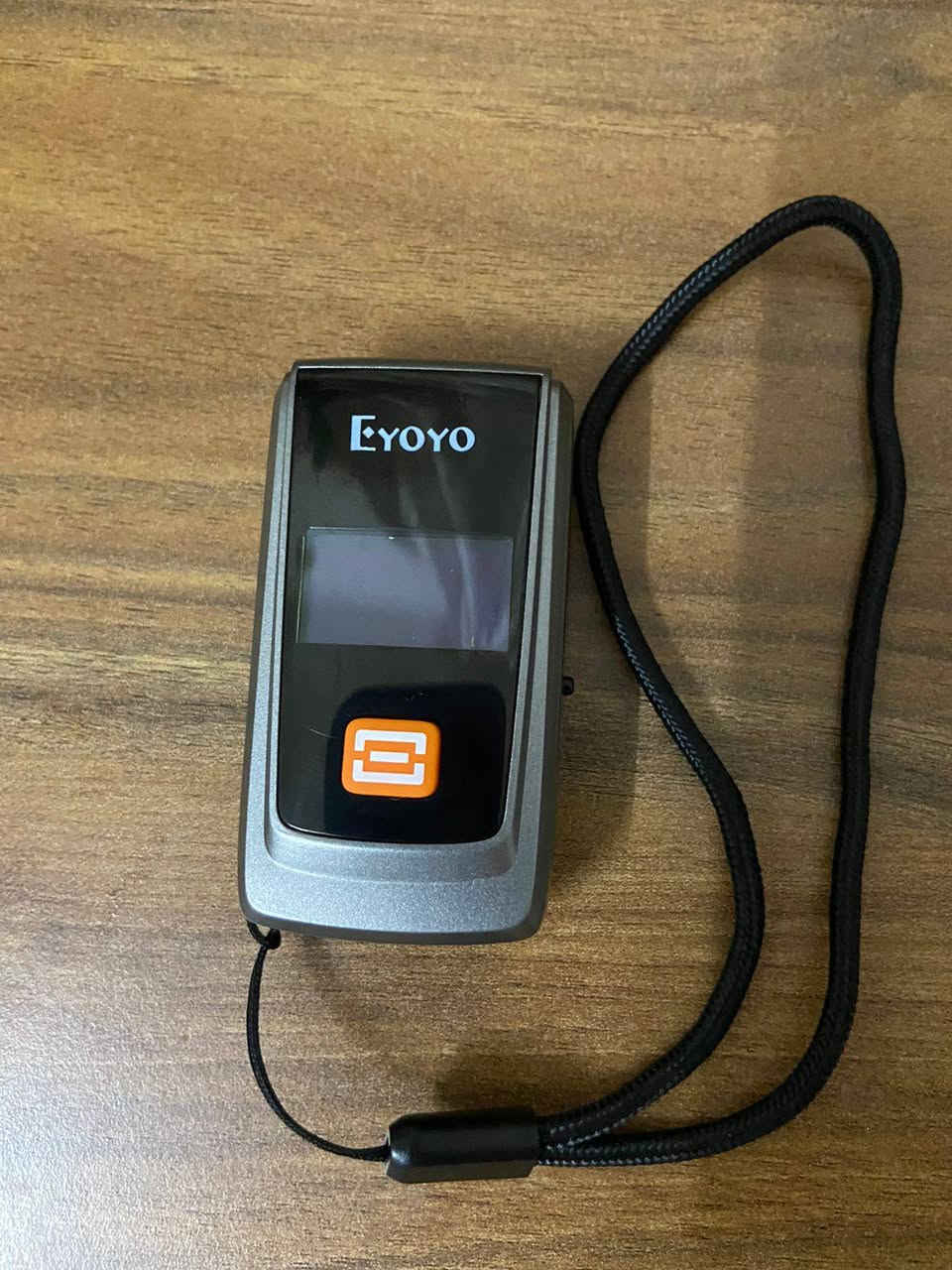 ب٢٠الف بشارع الصناعة ب٤٠دولار 
قارئ باركود محمول من شركة Eyoyo، وتحديداً طراز EY-028L، وهو مصمم ليكون خفيف الوزن وسهل الحمل لاستخدامه في إدارة المخازن والمكتبات.
أهم المواصفات والمميزات:ثلاثة أوضاع للاتصال: يدعم الاتصال عبر البلوتوث، واللاسلكي 2.4G (باستخدام قطعة USB صغيرة)، والاتصال السلكي عبر كابل USB.التوافق: يعمل مع أنظمة تشغيل مختلفة بما في ذلك Windows وAndroid وiOS، مما يعني إمكانية ربطه بجهاز الكمبيوتر أو الهاتف الذكي أو الأجهزة اللوحية.قدرات المسح الضوئي: يستخدم تقنية الليزر لمسح الباركود من نوع 1D (الأكواد الخطية التقليدية)، وهو فعال في قراءة الأكواد التالفة أو المخدوشة أو العاكسة.البطارية والذاكرة: يحتوي على بطارية مدمجة سعة 500 مللي أمبير توفر ما يصل إلى 8 ساعات من العمل المستمر، كما يمتلك ذاكرة داخلية سعة 16 ميجابايت لحفظ البيانات في حال عدم الاتصال.


**إذا كنت صاحب هذا الإعلان وتريد حذفه لأي سبب، رجاءا أرسل رسالة إلى الدعم الفني**