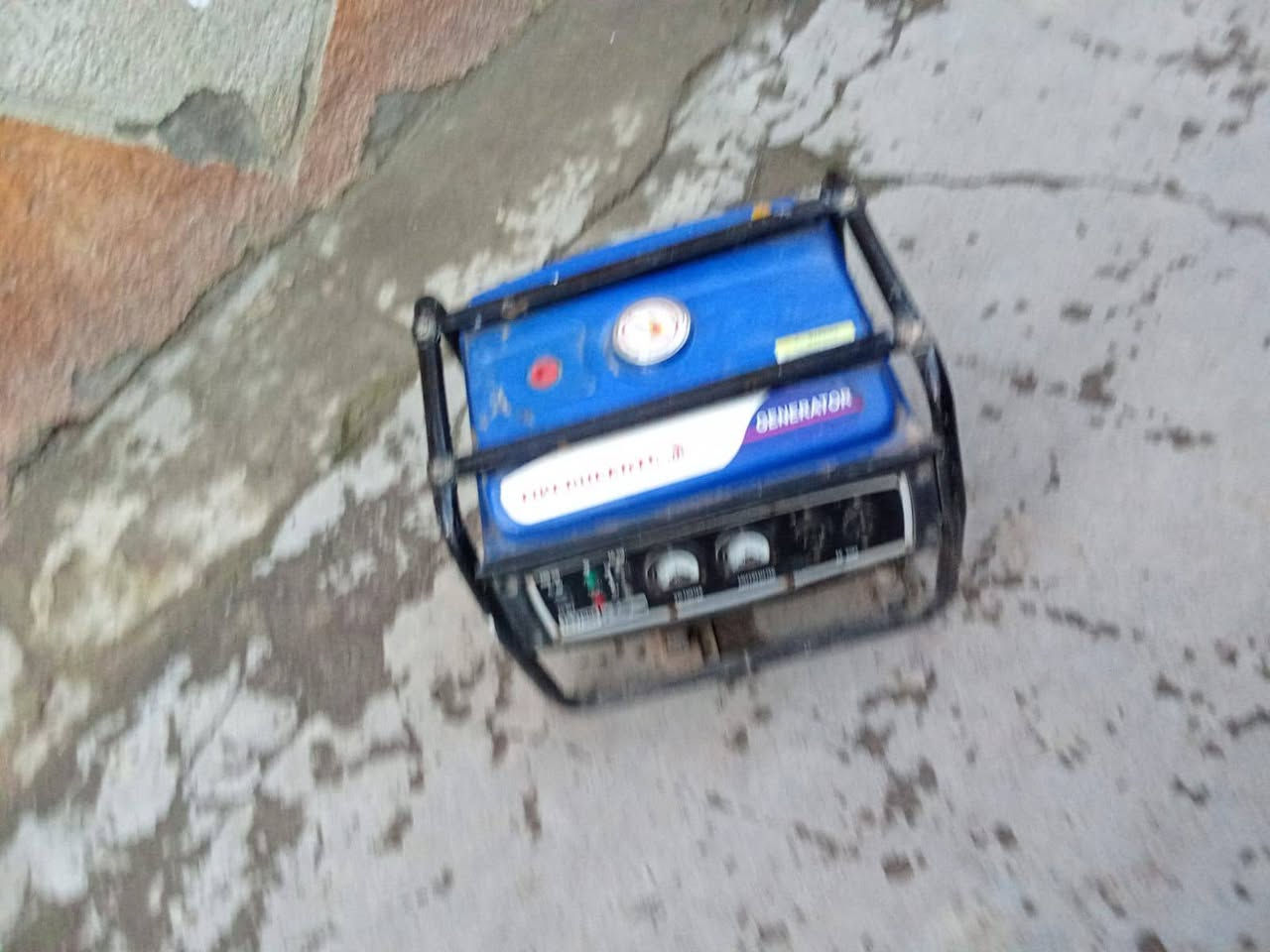 مولد نضيفه كلش للبيع ٣ كيفي يعني ١٢ امبير/ تتميز بيها حساس دهن عدد ٢  وضيفته اذا نسيت لدهن متشتغل حته متكوم  وبيها حساس اذا حول غلط ورجع عليها كهرباء لوطنيه ميحترك راس لتوليد تفصل من وحدها
نضيفه ومكفوله لسعر ١٥٠ الف ***********
