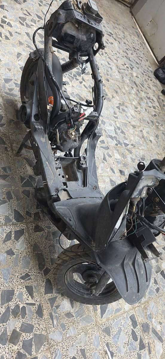 السلام عليكم ماكس عدلة بوشة 55 ,ابيعك كوم حديد  الدراجة أوراق كاملة مكاني مغربة *********** السعر 325 أوراق بية مجال شي بسيط
