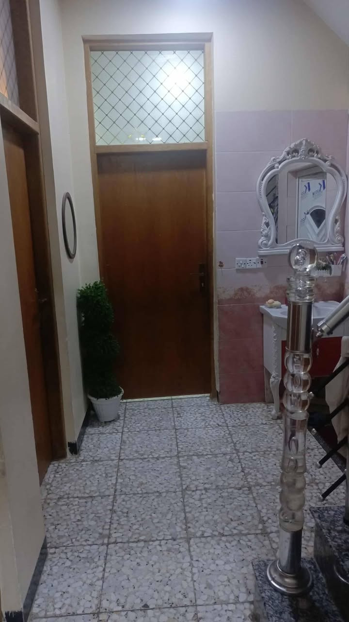دار للبيع مساحة ١٥٠ ركن قريب من شارع ٣٠ تجاري ٢ غرف النوم ومطبخ وحمام واستقبال طرمة وممرات السعر ١٣٢ وبي مجال منطقة الكفاءات للاستفسار الاتصال على رقم ***********
