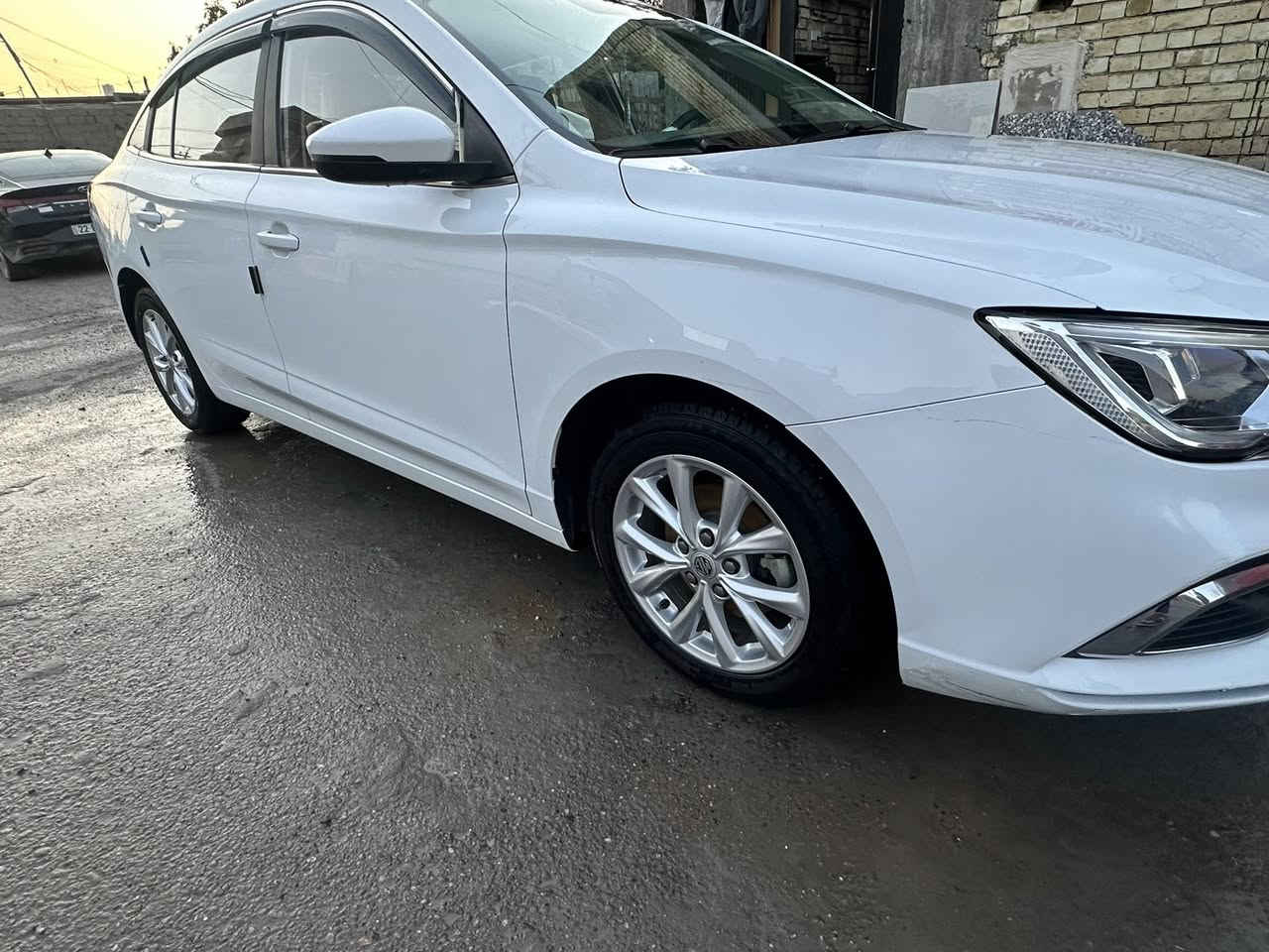 السلام عليكم MG 5 فول عدا الفتحه موديل 2024 ماشيه 34 الف السياره كلش نضيفه بس بيها بارد بلقماره بسيط وبيها شويه صبغ بلبنيد موجوده الصور السعر 90 وبيها مجال بيع مستعجل للاستفسار *********** مكان السياره بغداد
