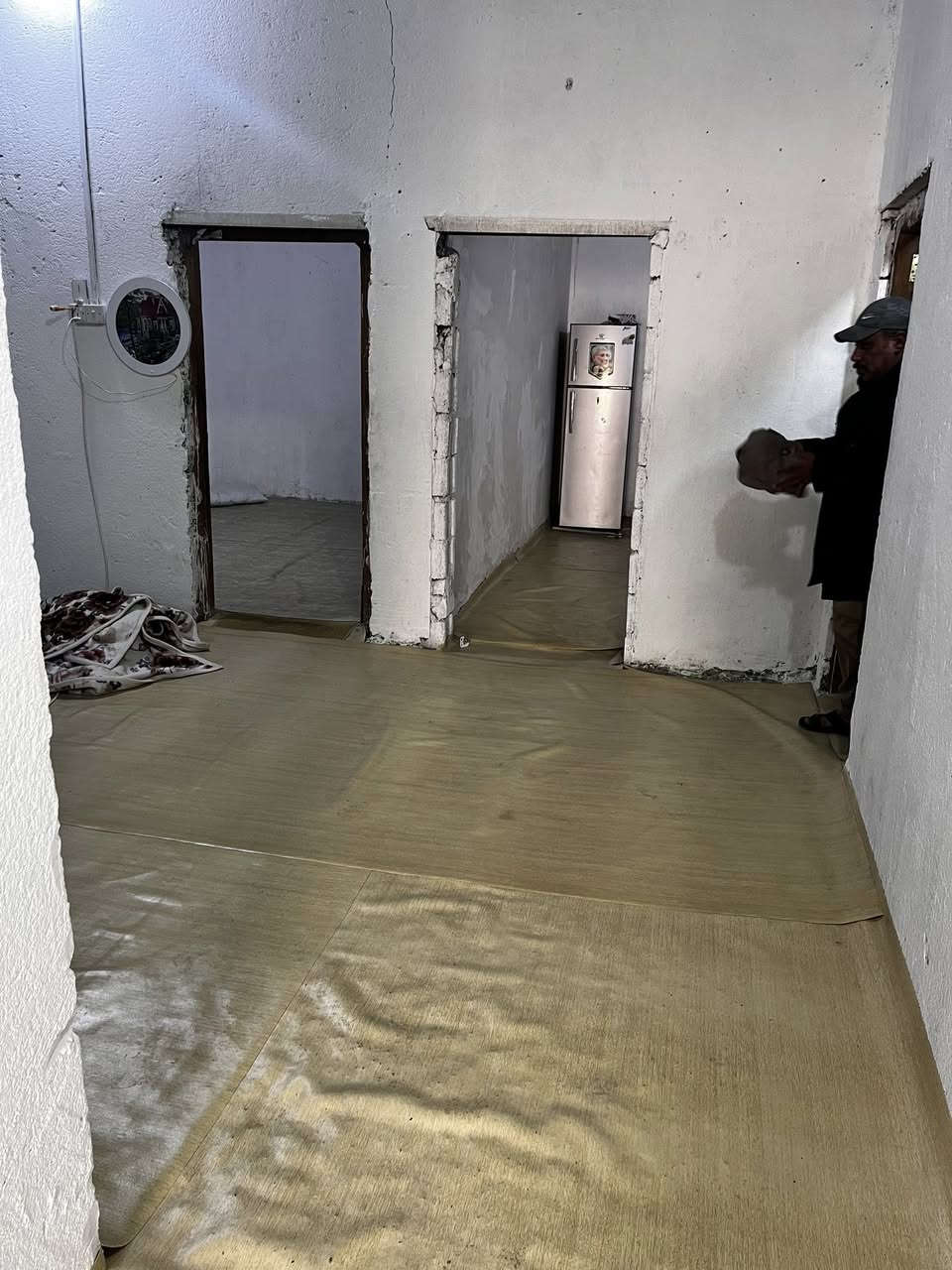 السلام عليكم، البيت في منطقة الجمعيات ورا عمارة أكادمية الثقلين، قرب مدرسة لؤلؤة البصره قرب مكتب عدي عواد، البيت مساحته حوالي 240 في 3 غرف، الصاله 8 مترات ودوانيه جبيره حمامين خارجيات وحمامات داخلية  للبيع مستعجل هوة وغراضة بي هواي غراض السعر 15 هوة وغراضة كامل البيت وحتى إزالة ما عليي ***********
