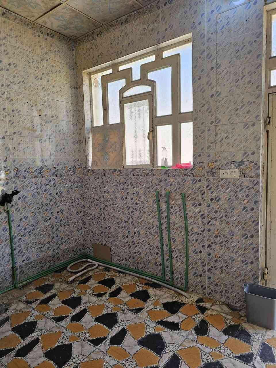 بيت للايجار في حي الوفاء المساحه 50 متر طابق واحد قريب السايدين الجامعه سعر الايجار٢٧٥ مع الماء والكهرباء للاستفسار/***********

