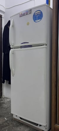 ثلاجه حجم 14شغال ومابي اي عيب السعر 150وهذا رقمي 07700430655