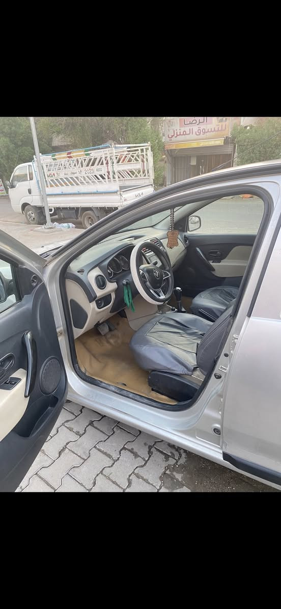 نوع السيارة: رينو سمبل
موديل :٢٠١٩
رقم : بغداد 
سنويه لسنه :٢٠٢٩
مكفولة من صبغ وعطل كير ومكينة 
دوشمه جديدة سياره كاملة مابيه اي نقص
0770 171 9663
63 ورقه وبيه مجال
