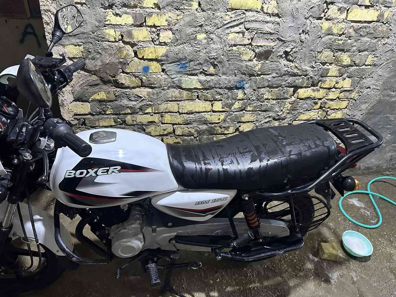 بوكسر للبيع 
موديل :2023 نزلتها رنبه قبل 5اشهر 
ماشيه :12الف  مثل ما موجود بالصورة 
 رقم: نجف + سنويه تحويل ثاني يوم 
كل شي بيها بلادي ما مبدل شي منها غير اللايت كلشي بيها مكفول 
محرك ما مفتوح ابداااً 
السعر : مليونين و تسعمئة 
2900 وبيها مجال بسيط
الشراي ادخل واتس على الرقم 👇🏻
 ……………………..  ***********
