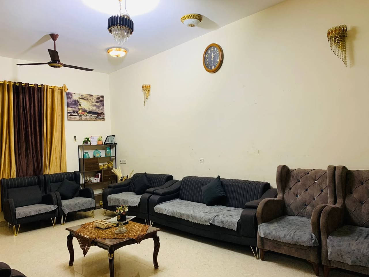 السلام عليكم 
بيت خلف الحمام مباشرتا  للبيع 
مساحة البيت بالسند ١٠٠ بالواقع ١٢٥ تفاصيل البيت  صالة +استقبال + مطبخ + صحيات خارجي داخلي الطابق الأرضي اما عن الطابق الثاني ٣ غرف نوم بينهن ممر+ صحيات إضافة إلى السطح أيضآ بي صحيات الموقع مميز جدا قرب كورنيش ديالى والبناء حديث 2023
والاستفسارات اكثر عن السعار وباقي تفاصيل اتصل على الرقم يوجد وتساب وتفاصيل اكثر
***********
