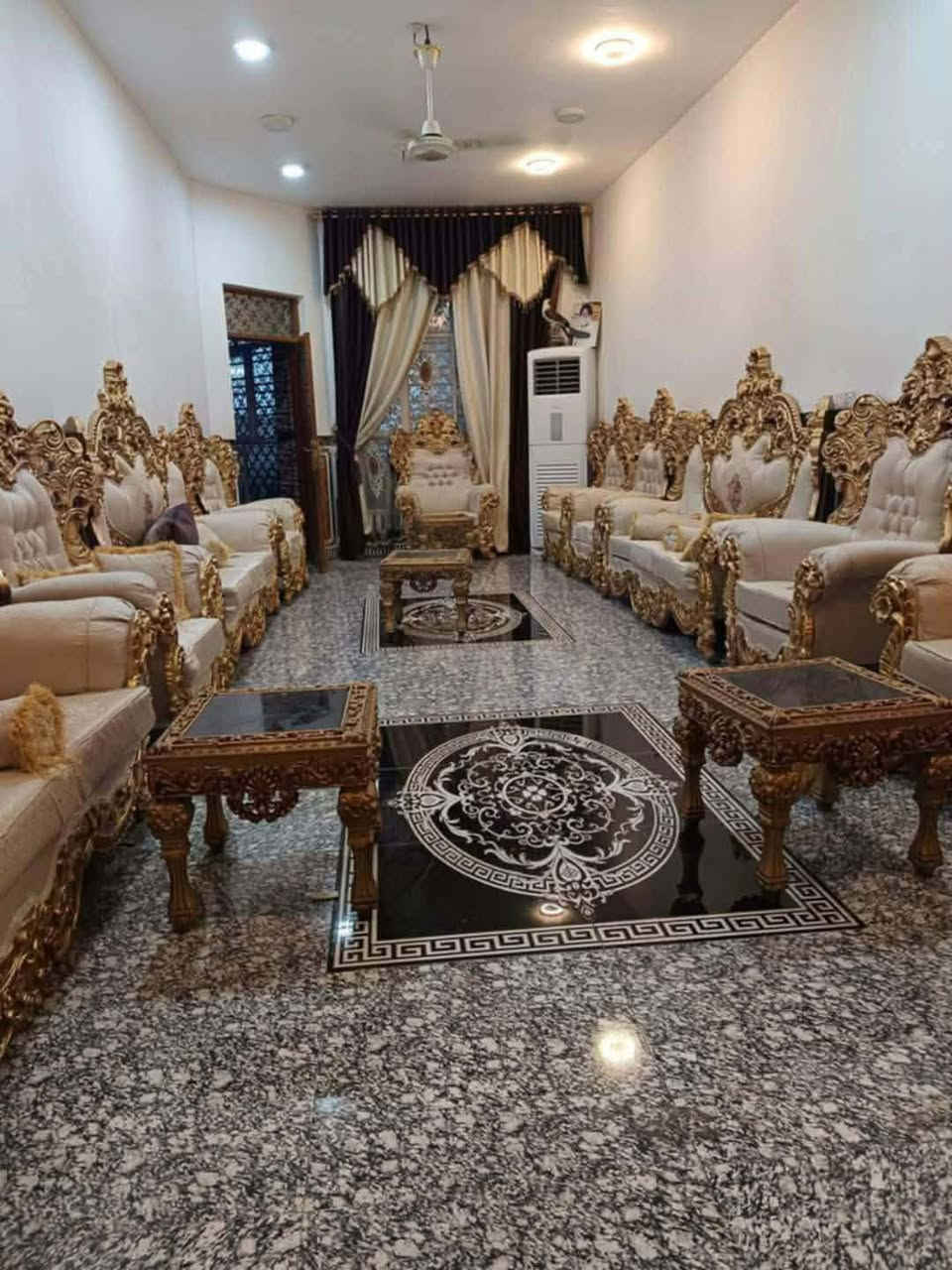 السلام عليكم دار سكن طابو صرف للبيع المساحه 220 متر حي العسكري الثالث قرب جامع زين  العابدين ثالث بيت عن الشارع العام البيت طابقين الطابق الاول يحتوي على غرفتين نوم وصاله ومطبخ وبراني وساحة وصحيات والطابق الثاني عكاده يحتوي على سويتين كل سويت يحتوي على غرفتين نوم وصاله وصحيات مغربي وشرقي البيت مطلوب 25 مليون للعقاري السعر 175 مليون مع الطلب واذا الطلب على المشتري ب 160 وبيه مجال للمشتري الاتصال على الخاص او على الرقم ***********
