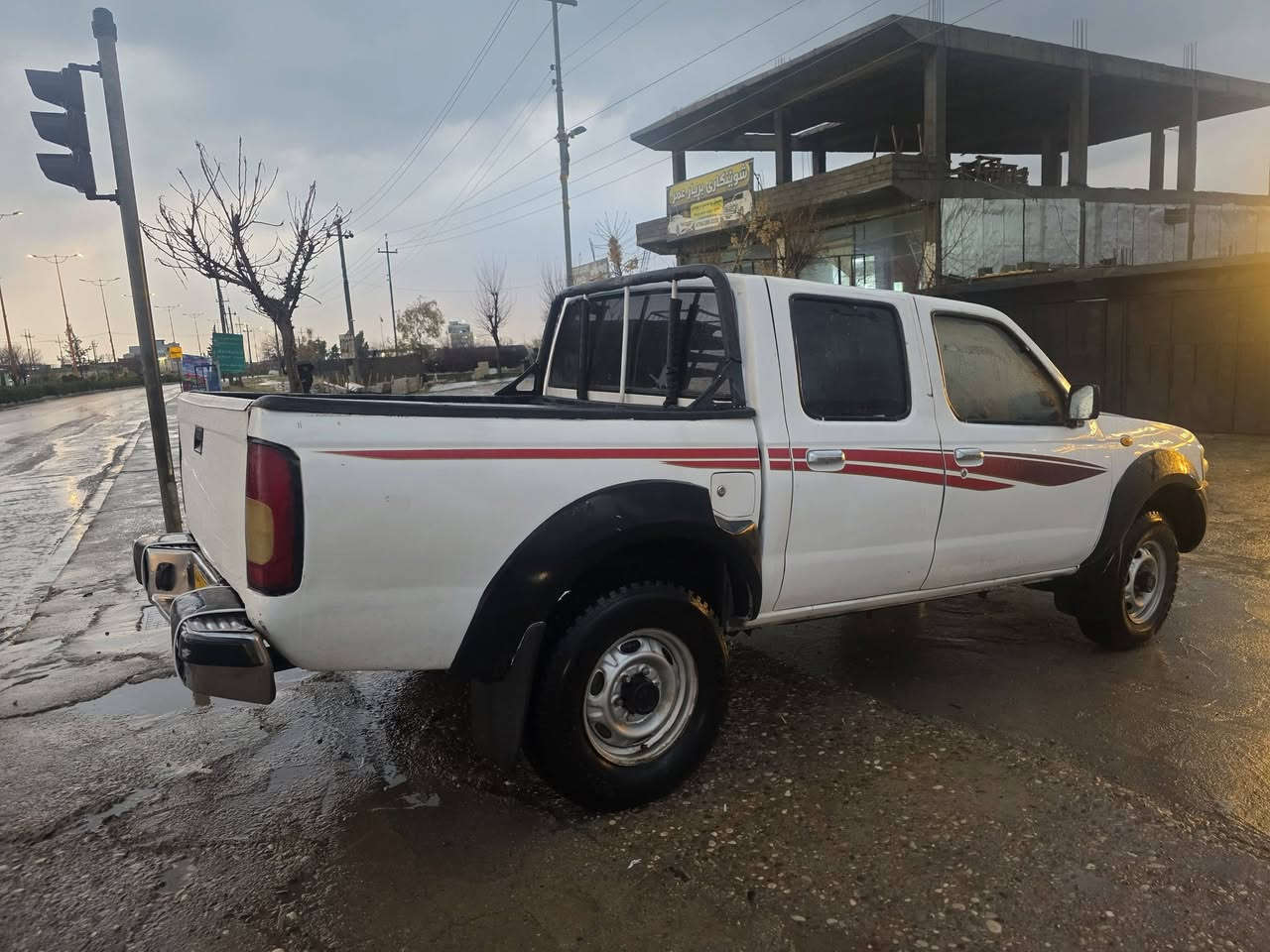 نیسان 2005 ساغی دوبەی
موسو بڕاوە بەشەرت
کامل مەسروف
ناوسور
گێڕو دەبڵ گێڕ بەشەرت
مەکینەو ئەکسلی بەشەرت
چوار تایەی لۆک
پێشی تازە داگیراوە
کامل پلێتی پێوەویە
گەرمو ساردی مەزبوتە

 سیعر// 74 گەڵاو کەمێ مەجال

شوێن// هەڵەبجەی شەهید

***********

***********
