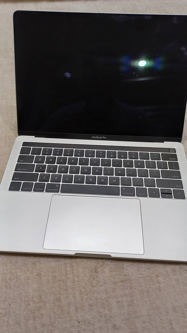 • MacBook Pro 13-inch (2017)
• المعالج: 3.1GHz Dual-Core Intel Core i5
• كرت الشاشة: Intel Iris Plus Graphics 650
• الرام: 16GB 2133MHz LPDDR3
• الشاشة: Retina 13.3 إنش (2560×1600)
• النظام: macOS Ventura 13.7.6
• المنافذ: 4 منافذ Thunderbolt 3 (USB-C)
• الهارد: 256 SSD

نظافة 99% بعدها جديد ١٢٩ عدد لفات بطارية

وياها ملحقات كيبل وشاحنة بلادي وحقيبة

السعر: 600 الف وبيها مجال للطيبين 
مكاني كركوك وتوصيل موجود للجميع محافظات


**إذا كنت صاحب هذا الإعلان وتريد حذفه لأي سبب، رجاءا أرسل رسالة إلى الدعم الفني**