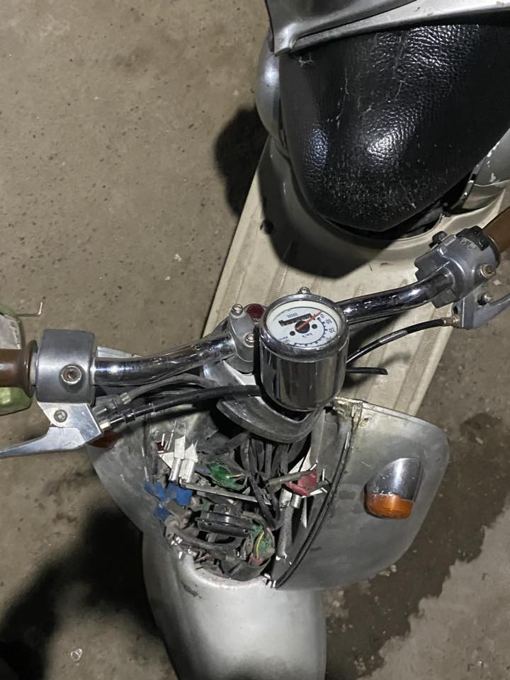 دراجة عبد الحليم للبيع شغاله هندر نقص بس باتري
مكان شهداء البياع موجود خاص و رقم***********
