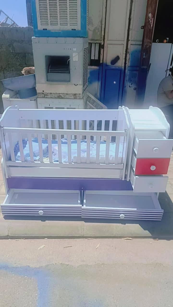 سرير اطفال نظيف درجه اولى للبيع هزاز للاستفسار هذا الرقم بي واتساب ***********
