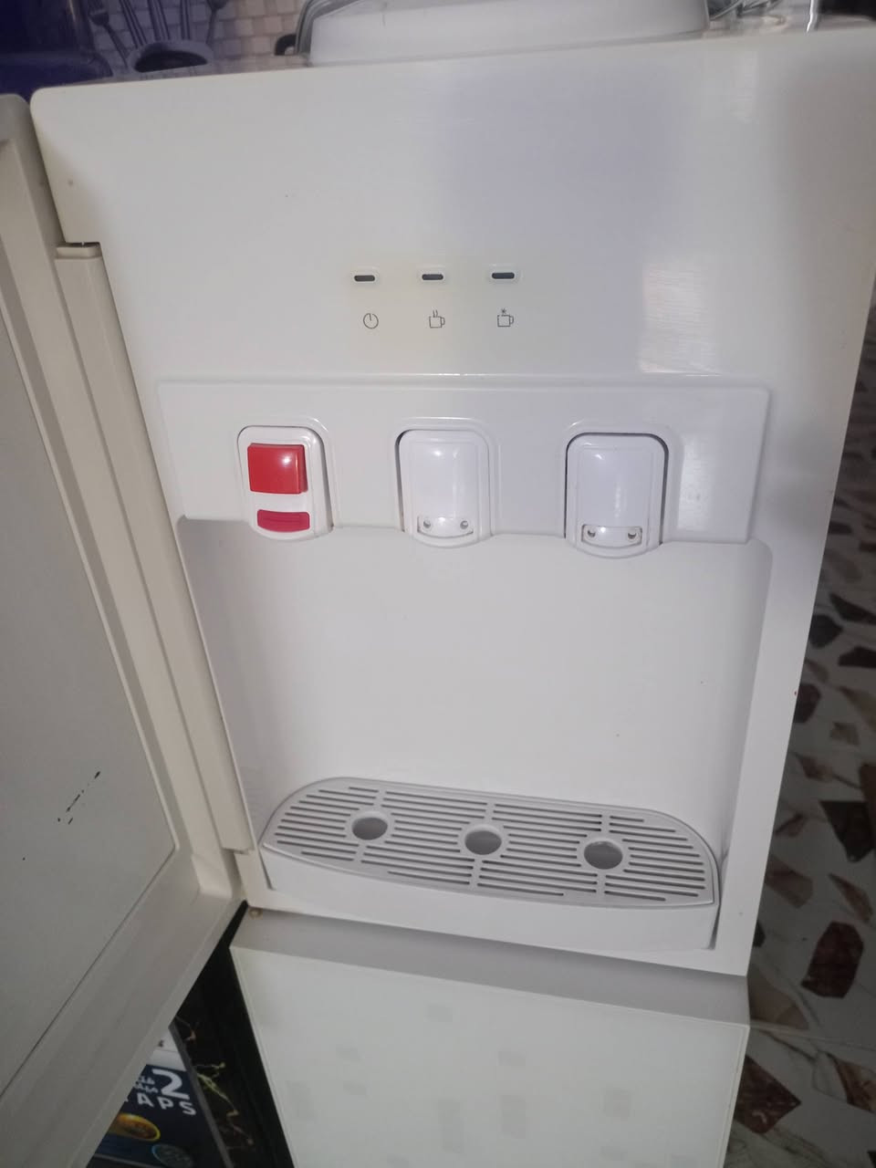 براد اخو الجديد حجم كبير نظافة100٪ كله بلادي شركة شغال حار.. بارد.. دافي..ثلاجة كله شغال كل نقص مابي اغراض الشركة بي براد تكمة كاتم الصوت السعر 75 وبي مجال بسيط الشراي يخابر ***********
