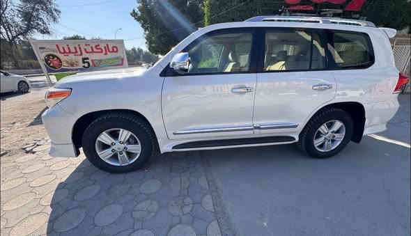 السلام عليكم. لاندكروز 2015 GXR ساز جديدة ماشيه121km  الف حقيقي ع ايد وحد 6 سلندر حساسات امامي وخلفي سلايد تخم تاير جديد مكفولة كير ومحرك وحدادية ومن الصبغ حتى الدعاميه بيه ملاحضتين  بارد فقط الباقي كفالة
رقم بغداد الجديد
السعر 415$
***********
