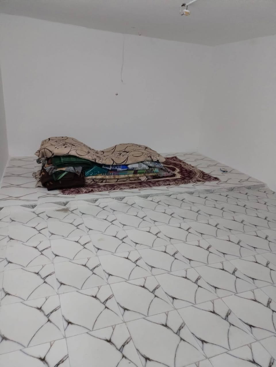 مشتمل الطابق ثاني للايجار معمر جديد يعني العمال هسه طالعين منه في منطقه حي النصر الاطباء قرب مركز منظمه الهلال الاحمر  السعر ٣٥٠  لتواصل والاستفسار  على هذا الرقم ***********
