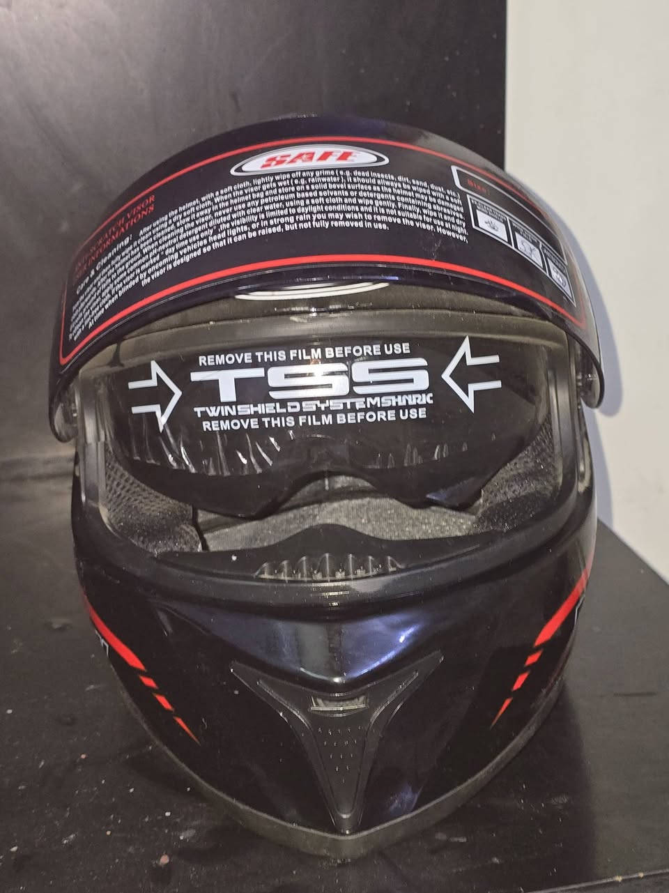 خوذة دراجة نارية من ماركة DAYU، مصممة لتغطية كاملة للوجه.
المادة: هيكل خارجي متين مقاوم للصدمات.
الواقي: واقي شمس مقاوم للخدش، مناسب للاستخدام خلال النهار فقط.
التصميم: تأتي باللون الأسود مع خطوط حمراء، وتتميز بنظام تهوية مدمج.
السلامة: مزودة ببطانة داخلية مريحة وناعمة لحماية الرأس.
القياس : XL
السعر : ٦٠ الف


**إذا كنت صاحب هذا الإعلان وتريد حذفه لأي سبب، رجاءا أرسل رسالة إلى الدعم الفني**