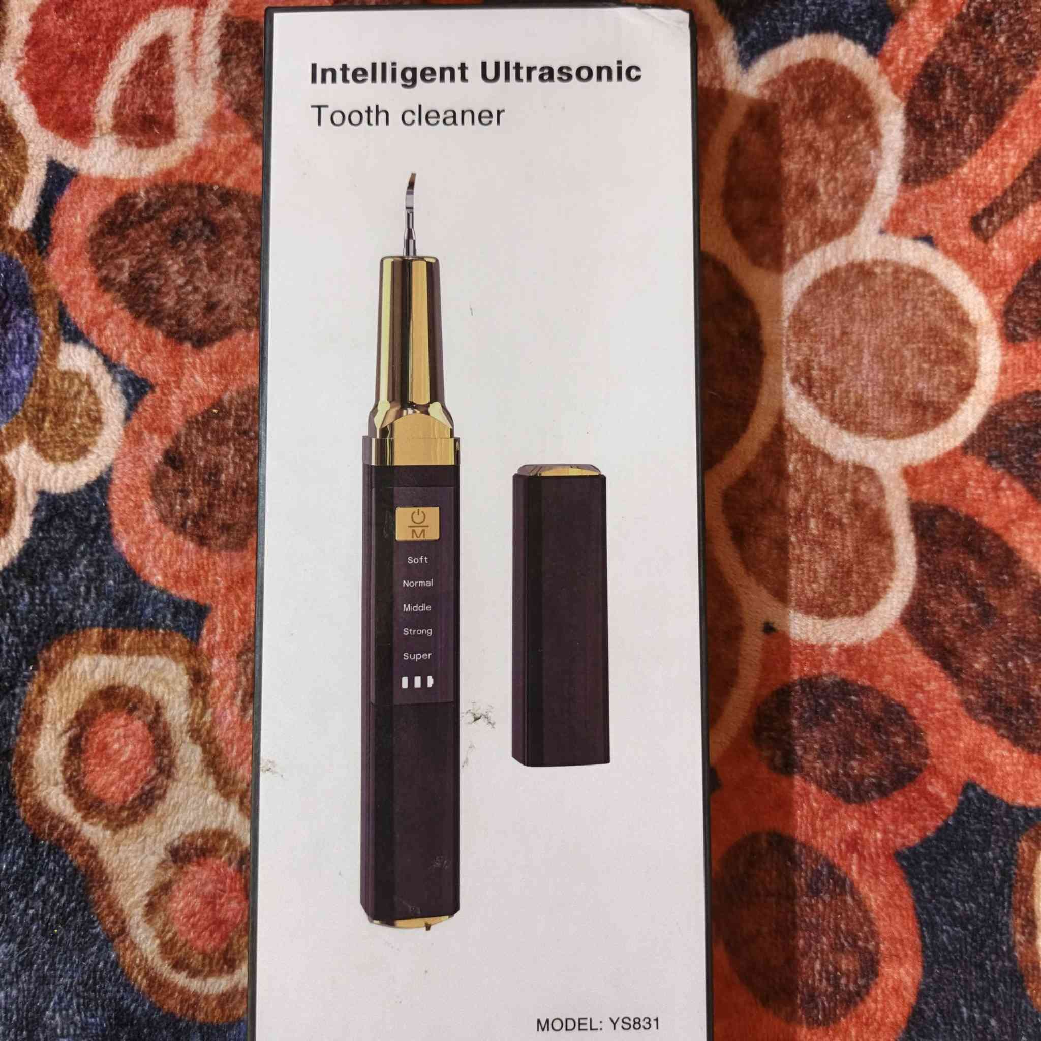 هذا المنتج هو جهاز تنظيف الأسنان بالموجات فوق الصوتية الذكي (Intelligent Ultrasonic Tooth Cleaner)، موديل YS831. 
يستخدم تقنية الموجات فوق الصوتية عالية التردد لإزالة الجير والبقع مثل القهوة والشاي والتبغ.
يحتوي على أوضاع تشغيل مختلفة: ناعم (Soft)، عادي (Normal)، متوسط (Middie)، قوي (Strong)، وفائق (Super) لتناسب الاحتياجات المختلفة.
يعمل على حماية الأسنان وتحسين تبييضها.


**إذا كنت صاحب هذا الإعلان وتريد حذفه لأي سبب، رجاءا أرسل رسالة إلى الدعم الفني**