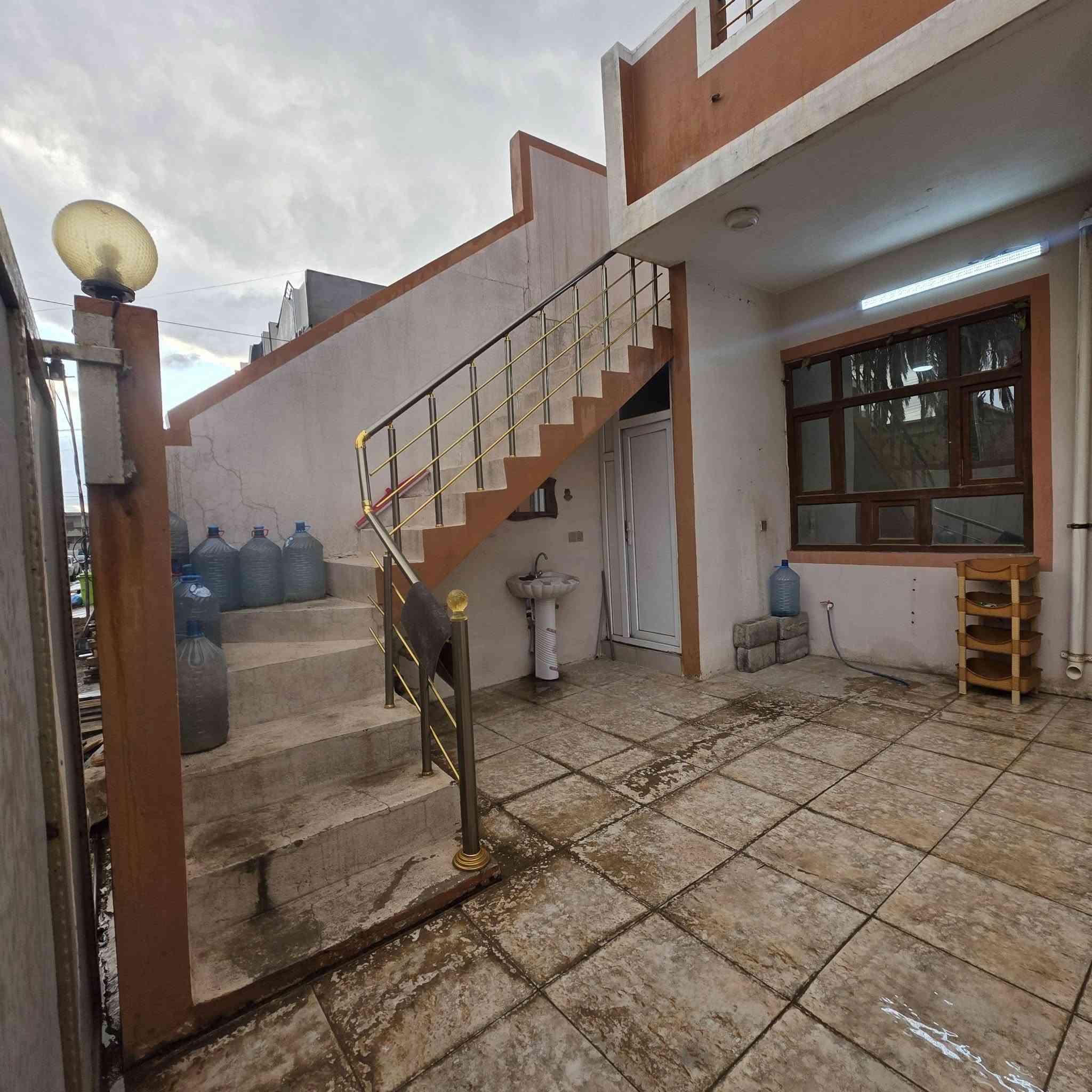 دار للبيع 100 متر طابو  ملك صرف بناء حديث فول سيراميك 
بناء كامل متكامل مع. كاونتر وطباخ هديه مع الدار 
السعر 75 مليون

للاتصال والاستفسار أكثر الاتصال على الرقم التالي او مراجعة مكتب النور الكبير للعقارات والمقاولات ***********
