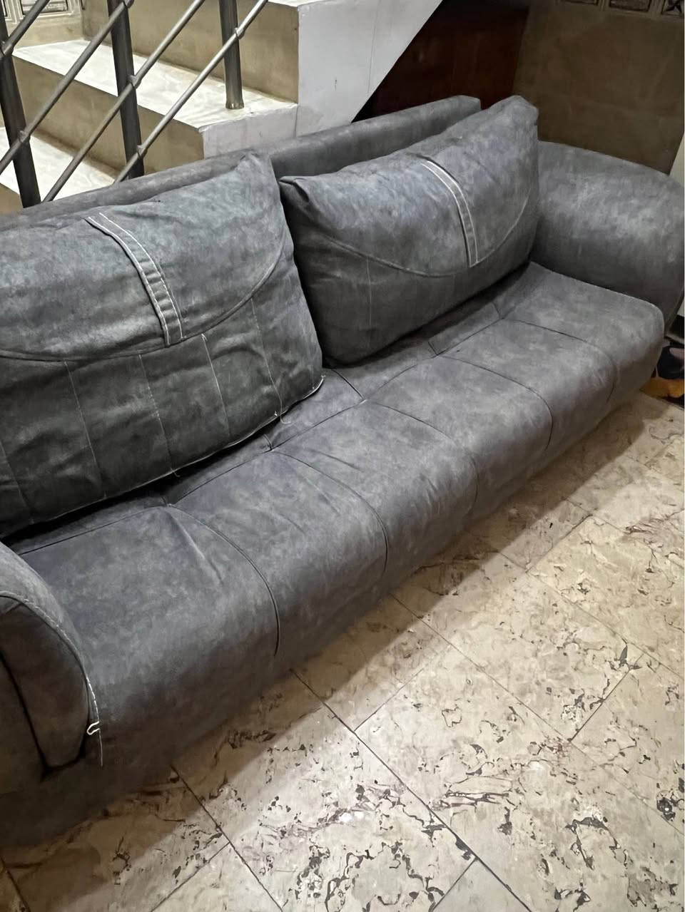 كراسي عدد اثنين مع قنفة سعرهم ١٠٠ قفل 
مكان بغداد واتساب ‭***********‬ بغداد, العراق
