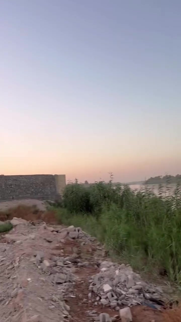 ارض للبيع مطله على نهر الفرات في الكوفه شارع الشاليهات والمسبح الهولندي منطقة سياحية المساحه ٤٠٠٠ متر البيع حسب الطلب للتواصل ***********     ***********
