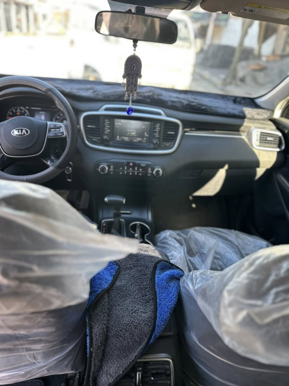 السلام عليكم 
كيا سورنتو موديل ٢٠١٩ 
٧ راكب  مكينه ٢٤٠٠ مامفتوحه ٤ سلندر 
حادثها جاملغ وباب بدون أرباك  رقمها سليمانيه باسمي سنويه تنتهي ٢٠٣٠ 
السعر ١٦٠ وبيها مجال بسيط ***********
