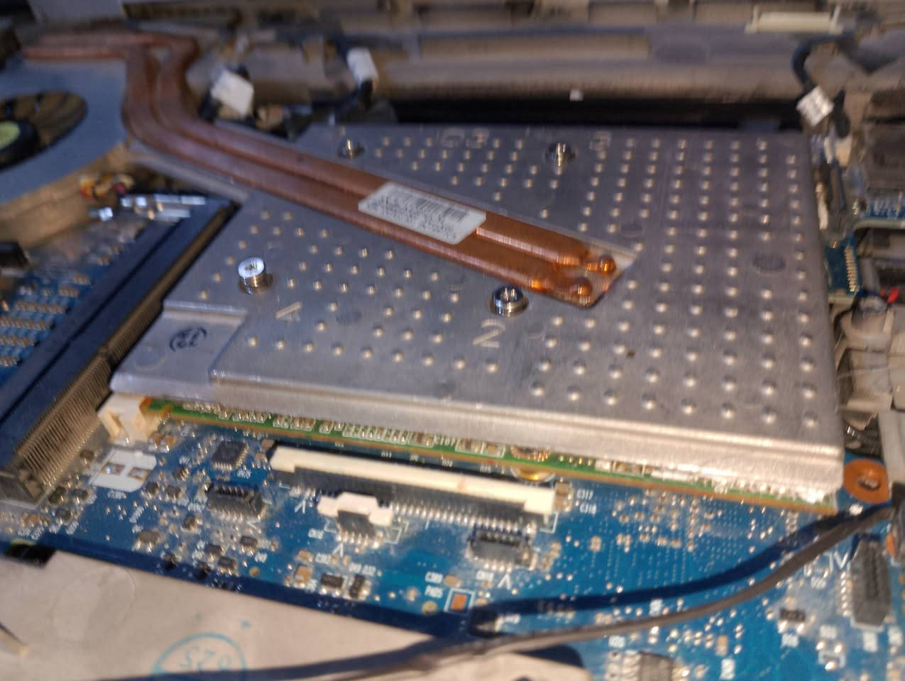 🔹 إعلان بيع قطع HP EliteBook 8760w Workstation (i7 + Quadro + SSD)
بيع سريع وصادق! جميع القطع شغالة ومضمونة، مناسبة للمصممين، المونتاج، CAD، والبرامج الاحترافية. البيع محلي فقط، بدون توصيل.
1️⃣ المعالج (CPU) – Intel Core i7 Quad-Core
أداء قوي للبرامج الثقيلة مثل المونتاج، التصميم ثلاثي الأبعاد، AutoCAD
درجة حرارة مستقرة بسبب تبريد ممتاز
سعر القطعة: 50 ألف دينار
2️⃣ كرت الشاشة (GPU) – NVIDIA Quadro 3000M
مصمم للأعمال الاحترافية (مونتاج، CAD، 3D)
شغال بدون أي خطوط أو مشاكل
المروحة قوية جدًا لتبريد الكرت
سعر القطعة: 45 ألف دينار
3️⃣ الذاكرة العشوائية (RAM) – 4GB DDR3
شغالة تمام
قابلة للترقية إلى 8GB لتحسين الأداء
سعر القطعة: 12 ألف دينار
4️⃣ الهارد SSD – 256GB
تحميل النظام والبرامج أسرع بكثير من HDD
شغال بدون مشاكل
سعر القطعة: 32 ألف دينار
5️⃣ الشاشة – Full HD مكسورة → تعرض HD
صالحة للاستبدال أو كقطع غيار
سعر القطعة: 8 ألف دينار
6️⃣ Touchpad + الإطار الأصلي
شغال بشكل كامل
مناسب للاستبدال أو التجميع
سعر القطعة: 12 ألف دينار
7️⃣ الشاحن الأصلي HP EliteBook
أصلي 100%
كامل القدرة الكهربائية لتشغيل المعالج والكرت بدون مشاكل
سعر القطعة: 45 ألف دينار
8️⃣ البورد + المروحة + باقي الهيكل
نظيف ومشتغل بالكامل
مناسب لتجميع أي لابتوب Workstation من نفس الموديل
سعر القطعة: 20 ألف دينار


**إذا كنت صاحب هذا الإعلان وتريد حذفه لأي سبب، رجاءا أرسل رسالة إلى الدعم الفني**