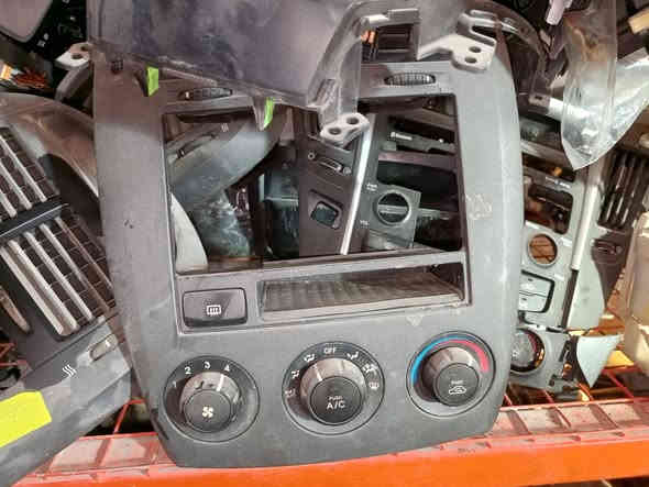 سوق بغداد قطع غيار جميع انواع السيارات الصناعه الثالثه***********
