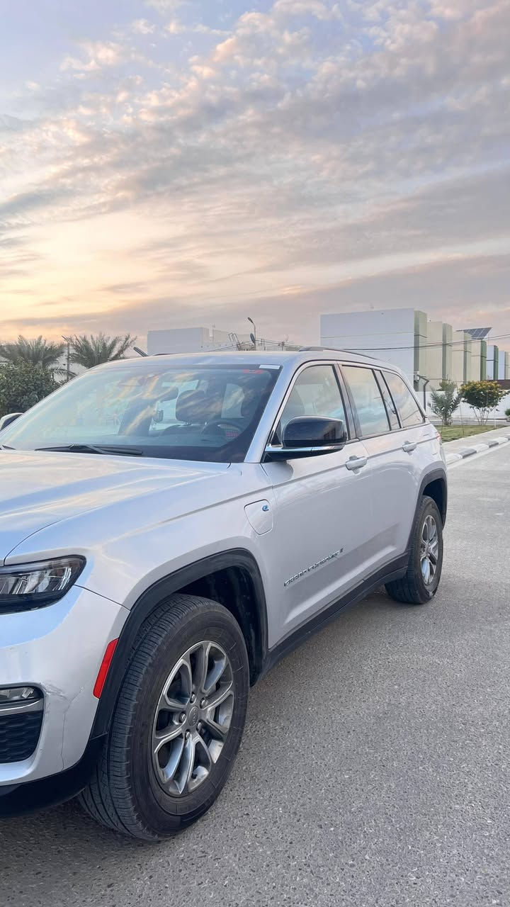 السلام عليكم جيب كراند شيروكي 4XE 2023 وارد امريكي
كلها على وضع الشركة فقط لايت مبدل بدون ايرباك
صبغ شبرين فقط

Jeep Grand Cherokee 4Xe 2024 2.0L

         حجم المكينه : 2000  تيربو + هايبرد + بلك ان 

المسافة المقطوعة : 34 الف ميل  

          حالة الايرباك : سليم مطاك ولا ايرباك

#مواصفاتها

1.ثلاث شاشات 

2.بصمه

3. تشغيل عن بعد

4.دمام خلفي

5.كشنات جلد

6.كشن السايق ميمري

7.كشنات كهرباء

8.صندوك كهرباء

9.حساسات خلفيه

10. قطع تبريد 

11.اشاير بالمري

12.رادار امامي

13.رادارات 360

14.ثلاث وضعيات قياده

15. بنوراما فتحتين

16. كير ماوس

17. نظام منحدرات

18. هيترات بالكشنات 

19.ويل كب كروم

20.لايتات لد

21.بكلايت لد

22.كشافات

23.بصمة ابواب

فول مواصفات 1/1 جاهزه مرقم بغداد تحويل ثاني يوم
السعر 295 ورقة بيها مجال بسيط جدا 
صبغ شبرين بدون ايرباك
استفسار ***********
