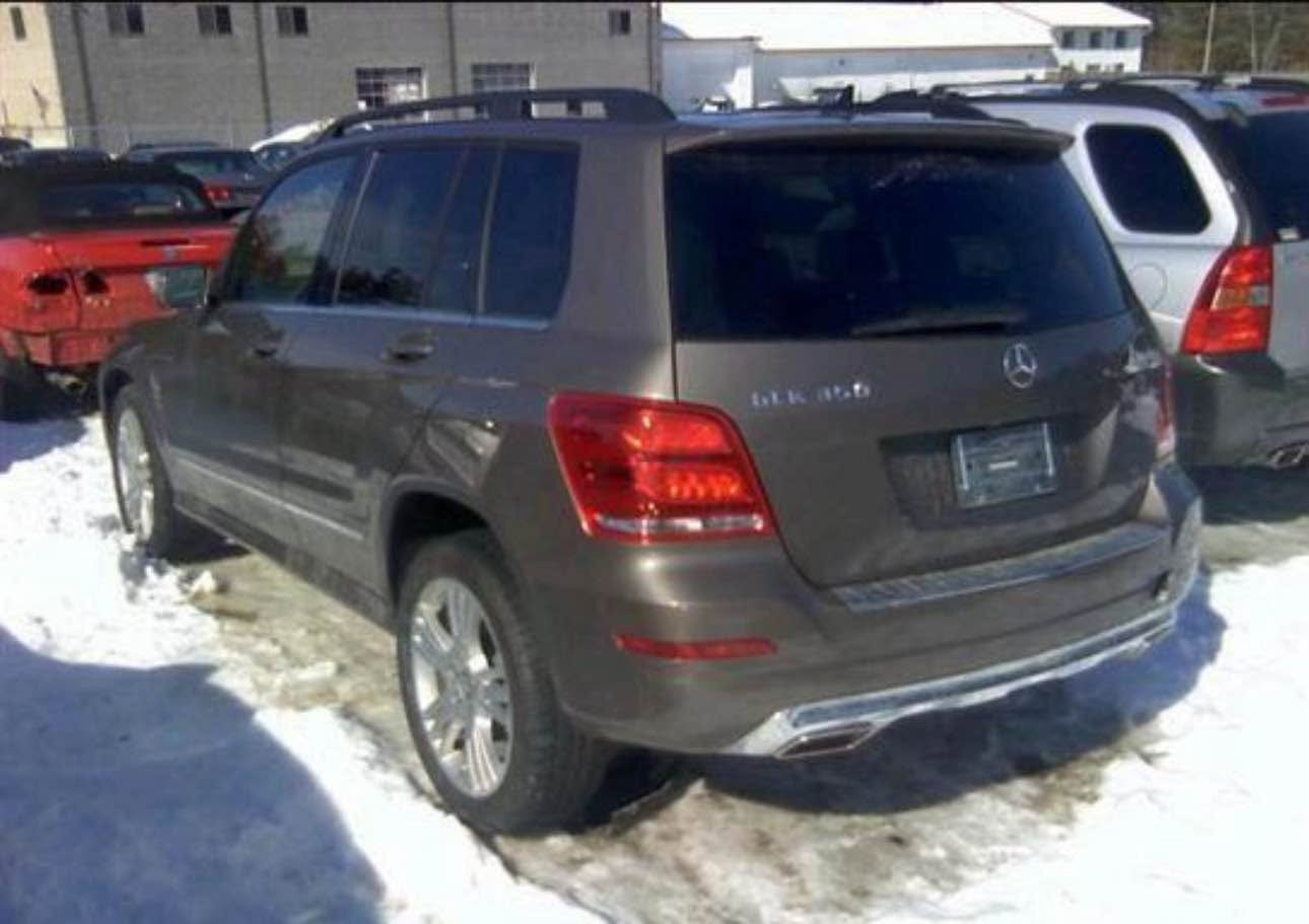 للبيع او المراوس Glk350 2014 
رقم بغداد باسمي مستوردها من سنتها 
حادث نص چاملع وربع دعامية مصلحات نفسهن بدون ايرباك 
ماشيه ٧٥ الف 
6سلندر 350
مكينة وكير برغي ممفتوح بيهن كفالة
تبريد ثلج + صدر جديد + باتري جديد+ منظومة بنزين جديدة.
فتحة سقف بنوراما 
جنطة شفط كهرباء
مقاعد جلد + كهرباء + تدفئة مقاعد+ خزن ميموري
شاشة كامرة تحكمات ستيرن + ستيرن كهرباء 
نظام اوتو هولد عند التوقف 
نظام اوتو ستوب عند التوقف 
انظمة قيادة ايكو ونورمل وسبورت
مري قلاب + خاصية التعتيم للضوء
ويل كب ٢٠ انج تو سايز + تخم تاير جديد 
وبعد بيها مواصفات
حادثها جداً بسيط موضح بالصور 
للاستفسار اكثر عالرقم موجود بالصور 
*********** مكانها السيدية بغداد, العراق
