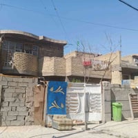 بيت للبيع في حي السفير قريب عله سوك العبيدي المساحة ٢٥٠متر وبيه زيادة ...