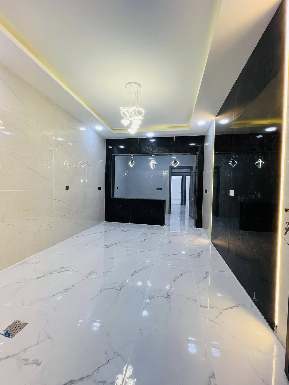 …………. للبيع ……..…….

دار في حي الملايين الأولى / قرب جامع الصواف 

المساحة البيت 175م     واجهه 9.25م

طابق الاول غرفتين نوم هول وصاله استقبال ومطبخ وصحيات 

طابق الثاني ثلاث غرف نوم وحده سويت وصحيات 

صنف العقار بستان ملك صرف

شارع بعرض 10م

السعر علق بكلمة تم ويوصلك على الخاص 

للاستفسار اكثر مراجعه مكتب ركن الملايين للعقار 

الكائن مقابل جامع الصواف او الاتصال على الارقام التاليه

*********** واتساب
***********
