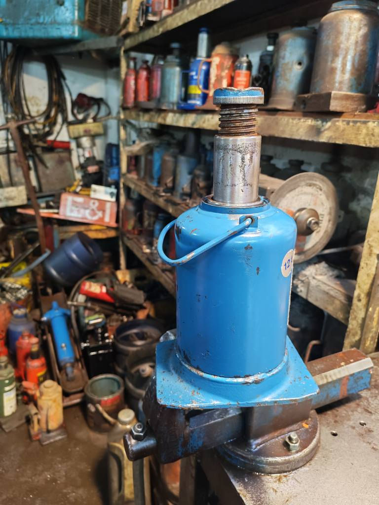 جك يدوي دبل بستم  سعة الضغط  من 20 لى 25طن  مع ضمان 5 اشهر صيانه  العنوان باب الشيخ خلف كراج النهضة  *********** بغداد, العراق
