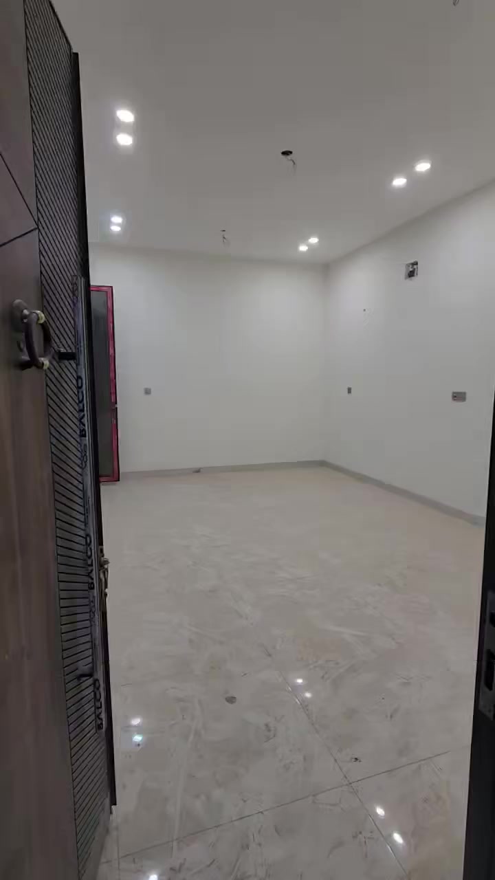 — شقة للأجار طابق أرضي —
تواصل :*********** 
مساحة 140 تحتوي على …
[ صالة + غرف نوم عدد 2 + خدمات + مطبخ حار + بارد ] 
العـنوان : شارع فلسطين حي الصخرة محلة 510 
الأجار الشهـري : مـليون و 300 ألف دينار 
———————————————————-
 — شقة للأجار  طابق أول — 
مساحة 140 تحتوي على …..
[ صالة + غرف نوم عدد 2 + خدمات + مطبخ حار + بارد ] 
العـنوان : شارع فلسطين حي الصخرة محلة 510 
الأجار الشهـري : مـليون و 100 ألف دينار 
———————————————————
— شقة للأجار  طابق ثاني — 
مساحة 140 تحتوي على …..
[ صالة + غرف نوم عدد 2 + خدمات + مطبخ حار + بارد ] 
العـنوان : شارع فلسطين حي الصخرة محلة 510 
الأجار الشهـري : مـليون دينار 

ملاحـظة / الشقق سكنية جديدة بناء 2026 
مـكتب المـِسمار
