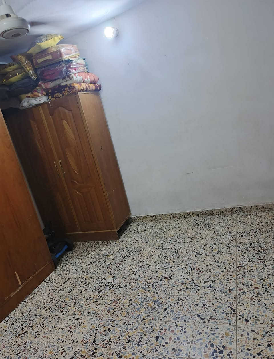 دار للبيع المساحة 80م يحتوي على صالة ومطبخ وغرفة نوم وصحيات ومنور بالاضافة الى صطحين كامل كاشي وسيراميك والسصطح اشتايكر العنوان بوب الشام شارع حجي بحر بالقرب من جامع حجي رمضان السعر 50
الرقم ***********
