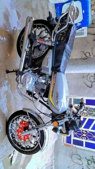 يا الله السلام عليكم دراجة البيع سيفان موديل ٢٥ مكفوله كفاله عامه أوراق كامله الدراجه جديده وحلو مكينه ٢٠٠ وشرط انضف من الصوره السعر 775 وبيه مجال الشراي يتصل وبيه خير ويدلل ***********
