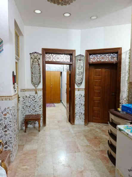 بيت  200 متر 
طابقين  6 غرف نوم 
الطابق الارضي كامل جاهز 
الطابق الاول 4 غرف 3 هيكل نقص جص وبورك وارضيه 
وغرفة وصحيات جاهزة 
التاجيات خلف جامع زمزم شارع 10 متر 
 *********** واتساب
