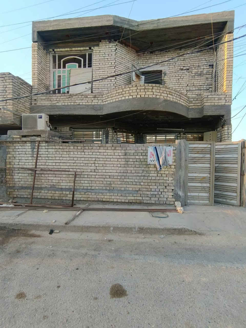 السلام عليكم توفر عندي بيت للبيع 100متر --جبها8--نزال-- 12ونص--- البيت طابقين  زراعي سند 117 منطقة كامله كل خدمات مي مجاري كهرباء تبليط  موقع البيت البلديات الضباط خلف الصحفين قرب مدرسه زين القوس منطقة حي الامير الاستفسار اكثر*********** الرد واتساب ماسنجر   حسن للعقار
