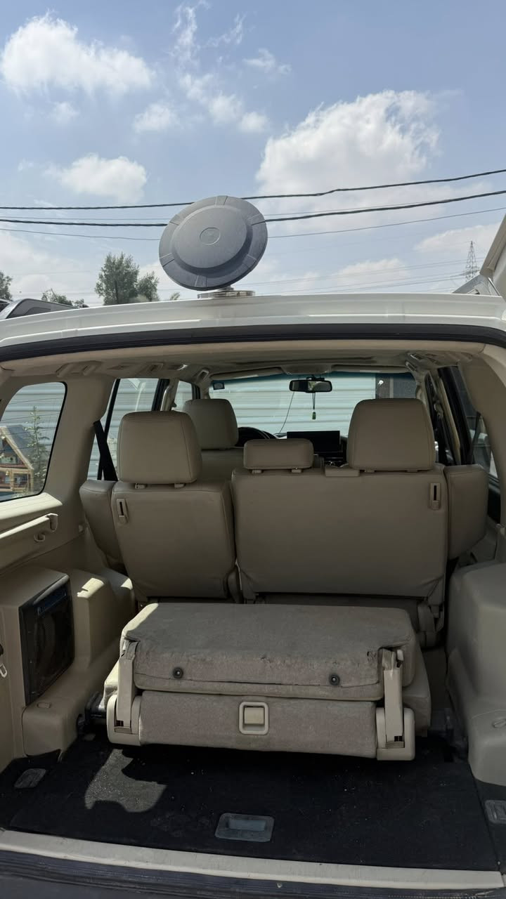 حبتور 2010 شاشات لكزس كامره دوارة ورقم مميز  داخل جلد السيارة كلين للاستفسار *********** عنوان بغداد الدورة
