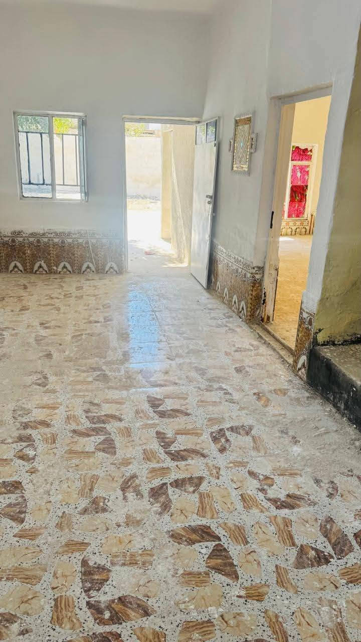 🔴 دار بمساحة ٢٧٥ متر بناء جيد 
🔹️يحتوي على استقبال ومطبخ وثلاث غرف نوم طابق واحد 
🔹️منطقة مخدومة بالكامل 
🔹️ماء كهرباء تبليط مجاري انترنت
🔹️مناسب للسكن والاستثمار قريب من الشارع العام
🔹️مدارس حكومية واهلية أسواق عامة
🔹️ مراكز صحية قريبة أيضآ تبعد مسافة دقيقتين كل 🔹️ماتحتاجه انت وعائلتك من خدمات متوفرة 
🏠 العنوان بغداد النهروان خلف مطعم الديوان 

📍السعر 42 مليون 
✨️للأستفسار أكثر يرجى الاتصال
***********📲

📝 ألاخوين للعقار والمقاولات العامة 
#بيع_شراء_ايجار
♦️نستقبل كافة عروض البيع والشراء 
♦️في كافة مناطق بغداد
🌺💚🌺❤️🌺💚
