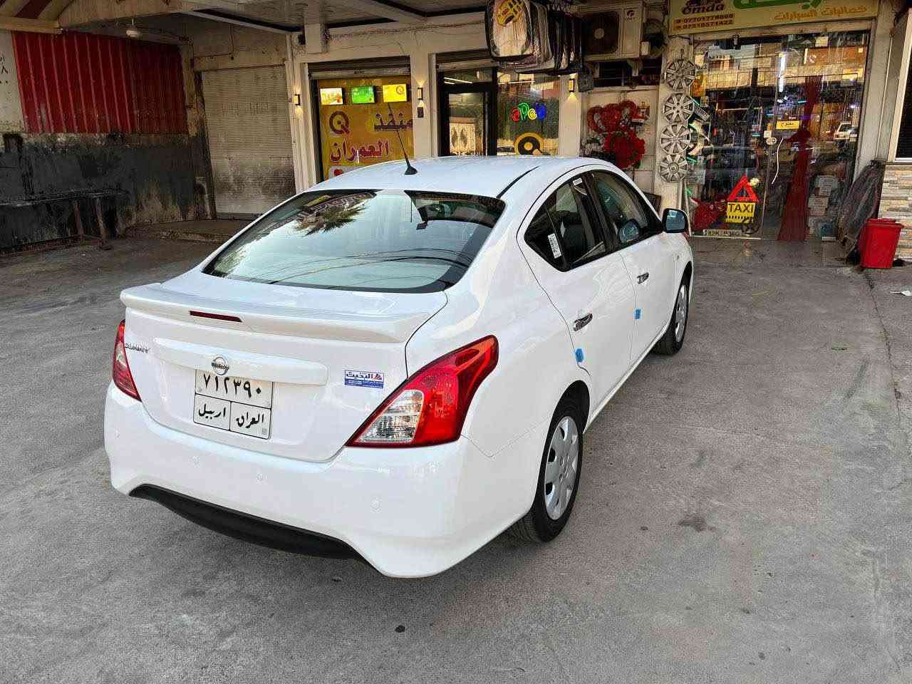 السلام عليكم ورحمة الله🙏
نيسان صني للبيع ✔️ 
موديل : 2021 هندي امل بليتة زركة 🔹 
ماشية : 40 الف km 
سيارة جديدة خااام  💠 
بدوون قطرة صبغ مكفولة 🔸 
((مكان السياره موصل/ اربيل )) 
السعرر 114 وبيها مجال بسيط
*********** يوجد واتس اب أربيل, العراق
