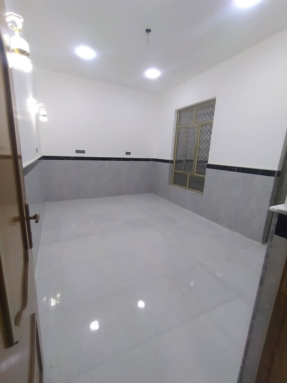 دار ١٠٠م مربع شارع ١٢م مقابل سياج المدرسه حي عبجيه بلبدايه طابق واحد***********

