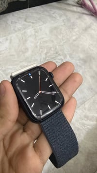 ابل جيل 9 نايك حجم 45 بعدها جديدة بيها بس شخط بسيط بل شاشه كدامكم وياه...