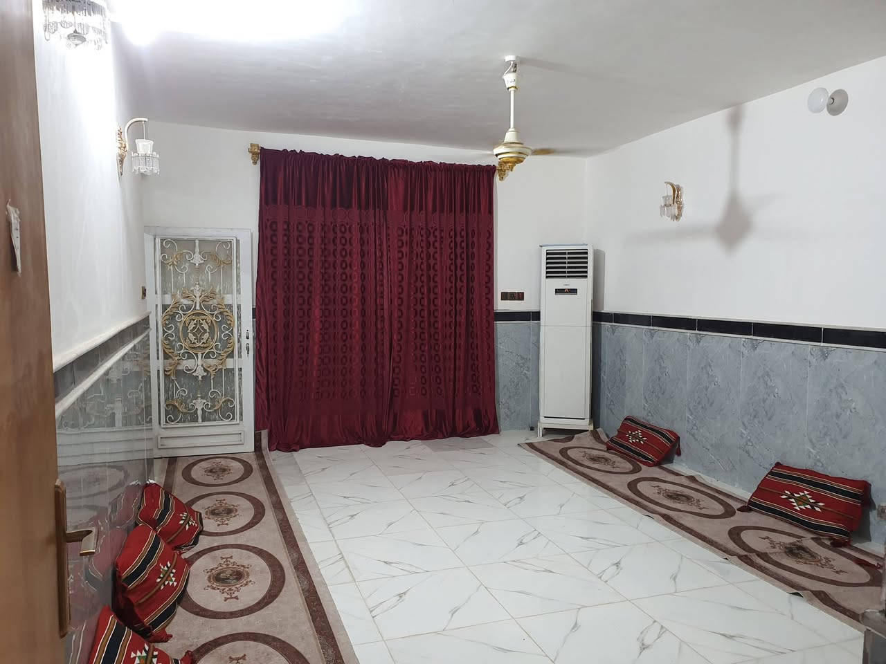 بيت ٢٠٠ للبيع طابق ونص ٤ غرف جوا غرفتين وفوك غرفتين  وصالة 
السعر ب١٧٠ وبي مجال بالعرضات مقابل مدرسة الشام بفرع يصير 
***********
