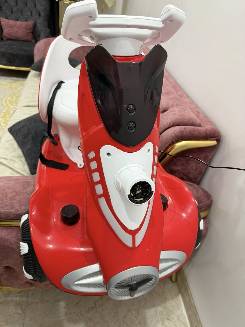 سرير للبيع نظيف جدا مع دوشك وكل ملحقاتها سرير متحرك وثابت ومع سكوتر شاحن نظيف جدا الي شراي يخابر هذا رقم ***********
