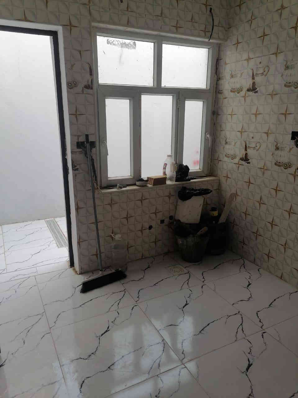 بيت طابو صرف  نجف العسكري منطقة 6000 الواجها خمسه نزال 20  غرف ٢ جوه واستقبال وصاله وحمامات ٢ وفوك غرفه وصطح المساحة 100 متر  اي استفسار. على الرقم ***********
