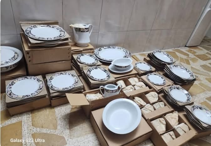 سيت أسواق مركزية قديم
١٢ عميق صغير 
قوري مصب شكردان
سوب دان 
١٢ كوب 
١٢ طبق كوب 
١٢ شطح كبير 
جدر 
١١ عميق 
١٢ شطح صغير 
كاسة كبيرة

السعر ……… ع خاص  
***********

