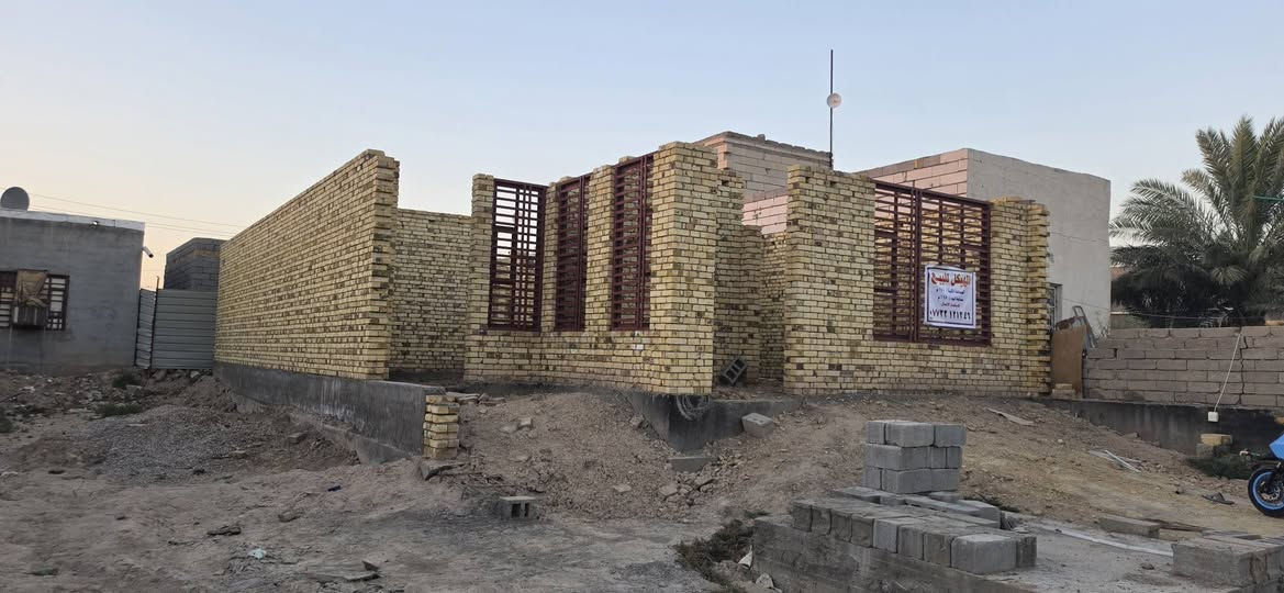 بيت طابو زراعي هيكل للبيع مساحت القطعه 250 متر مساحت البناء 165 بناء حديث المكان مزيرعه شماليه قرب جسر  نهيرات العالي 
 الستفسار على رقم *********** القرنة, البصرة
