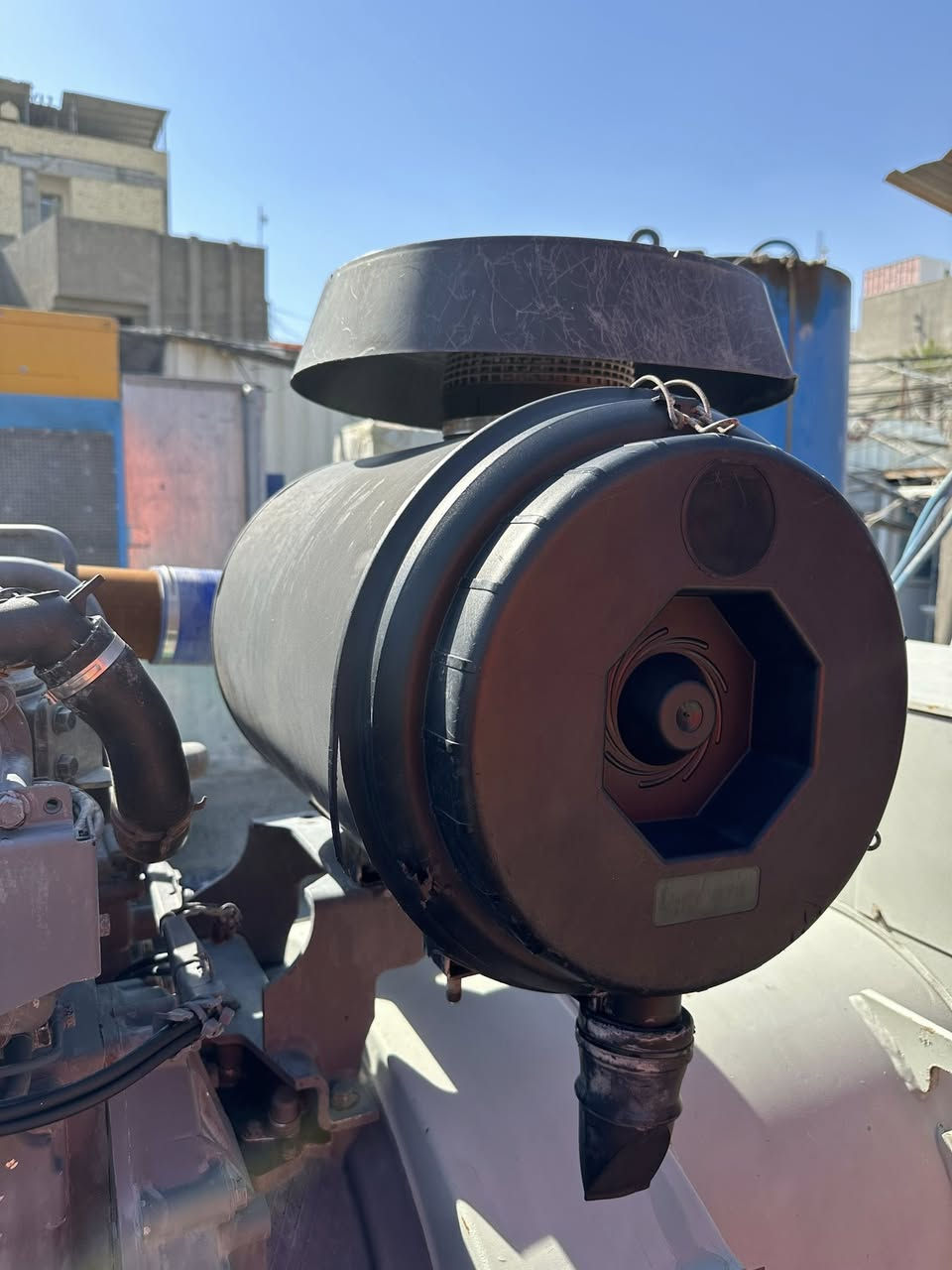 سلام عليكم
للبيع مولده سكانيا 5 بستم وحش 
توليد 350 كي ڤي راديترات بيركنز 
مولده أوربيه بدون فتح بدون صبغ 
مامشتغله قليل جدا نضافه %100
للستفسار ***********📞
