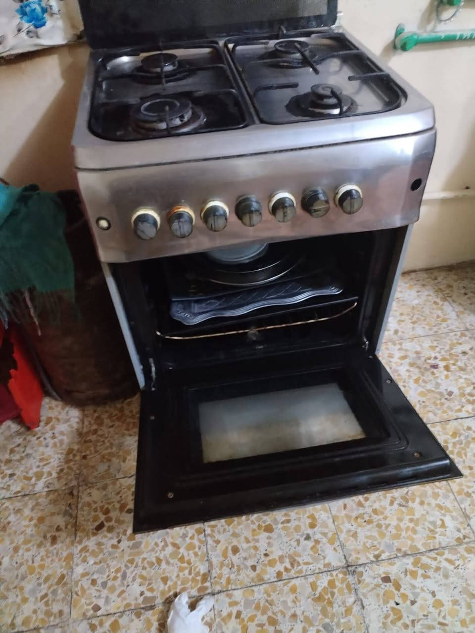 طباخ 4عيون شغاله عل فحص والفرن هم شغاله كله سعره 75 وبي مجال بصيط مكان نجف حي الجمعيه *********** اتصل عل رقم
